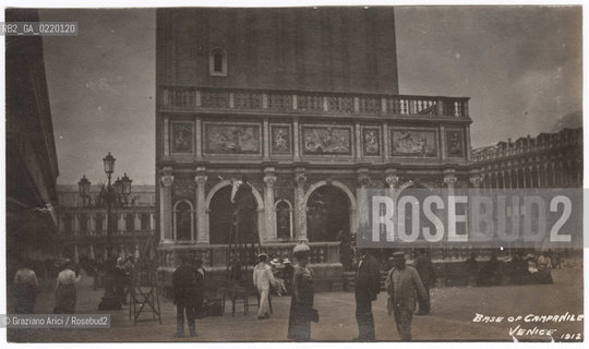 -VENEZIA, SENZA INDICAZIONE DELLAUTORE,1912. PIAZZA SAN MARCO BASE DEL CAMPANILE, STAMPA AI SALI DARGENTO, CM 13,9X8. FOTOANTICHE CAMPANILE SAN MARCO.-VENICE, NO AUTHORS INDICATION,1912. SILVER SALT PRINT, SAINT MARK SQUARE BASE OF CAMPANILE,  CM 13,9X8 © ARCHIVIO Graziano Arici/Rosebud2 ..