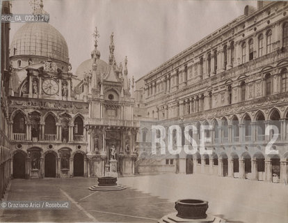 -VENEZIA, SENZA INDICAZIONE DELLAUTORE,CORTILE DI PALAZZO DUCALE , SENZA DATA. STAMPA ALLALBUMINA, CM 19X25. FOTOANTICHE PALAZZO DUCALE.-VENICE, NO AUTHORS INDICATION, PALAZZO DUCALE INTERIOR , UNDATED. ALBUMEN PHOTOGRAPH, CM 19X25 ©ARCHIVIO Graziano Arici/Rosebud2 .