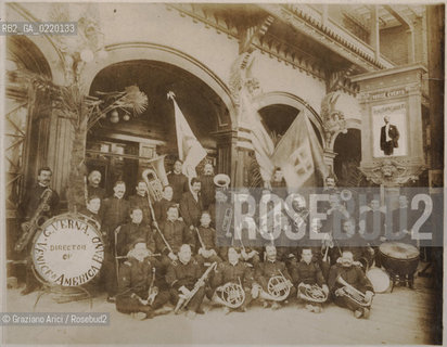 -VENICE (STATI UNITI), SENZA INDICAZIONE DELLAUTORE,FOTO DI GRUPPO DI UNA BANDA MUSICALE,SENZA DATA.STAMPA ALLALBUMINA INCOLLATA SU CARTONE , CM 19X25. FOTOANTICHE .-VENICE (UNITED STATES), NO AUTHORS INDICATION, VENICES AMERICA BAND ,UNDATED. ALBUMEN PHOTOGRAPH MOUNTED ON CARDBOARD,19X25 CM © ARCHIVIO Graziano Arici/Rosebud2 ...