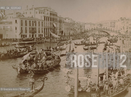 -VENEZIA, SENZA INDICAZIONE DELLAUTORE, REGATA STORICA LUNGO IL CANAL GRANDE CON PONTE DI RIALTO, ANTE 1891.STAMPA ALLALBUMINA INCOLLATA SU CARTONE , CM 26X20.FOTOANTICHE, RIALTO, REGATA STORICA.-VENICE, NO AUTHORS INDICATION, REGATA STORICA IN THE GRAND CANAL WITH RIALTO BRIDGE, ANTE 1891. ALBUMEN PHOTOGRAPH MOUNTED ON CARDBOARD, 26X20CM © ARCHIVIO Graziano Arici/Rosebud2 ...