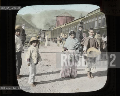 -PERU, SENZA INDICAZIONE DELLAUTORE, BAMBINI IN PRIMO PIANO E SULLO SFONDO UN TRENO,PROBABILE DATAZIONE FINE 1890, LASTRA IN VETRO PER LANTERNA  MAGICA 9,9X8,3. FOTOANTICHE LANTERNA MAGICA.-PERU, ABOUT 1890, NO AUTHORS INDICATION, CHILDREN AND A TREIN IN BACKGROUND.  GLASS SLIDE FOR MAGIC LANTERN, CM 9,9X8,3.FOTOANTICHE © ARCHIVIO Graziano Arici/Rosebud2 