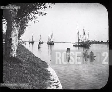 -VENEZIA, AUTORE WILLIAM H.RAU FOTOGRAFO PHILADELPHIA,PENNA. VEDUTA DAL LIDO DI VENEZIA CON BARCHE, SENZA DATA. LASTRA  IN VETRO PER LANTERNA MAGICA, CM 10X8. LIDO, RIVA, ISOLA,VEDUTA. FOTOANTICHE .-VENICE, AUTHOR WILLIAM H.RAU PHOTOGRAPHER PHILADELPHIA,PENNA. VIEW FROM VENICES LIDO, UNDATED. GLASS SLIDE FOR MAGIC LANTERN, CM 10X8. LIDO DI VENEZIA, VIEW, BOAT © ARCHIVIO Graziano Arici/Rosebud2 