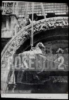-VENEZIA, 1913. LA DEPOSIZIONE DEI CAVALLI DELLA BASILICA DI SAN MARCO, LASTRA  IN VETRO PER LANTERNA MAGICA, CM 10X8.  FOTOANTICHE CAVALLI BASILICA DEPOSIZIONE QUADRIGA .-VENICE, 1913.  THE DEPOSITION OF THE BASILICAS HORSES IN SAINT MARKS  SQUARE. GLASS SLIDE FOR MAGIC LANTERN, CM 10X8. HORSES, BASILICA © ARCHIVIO Graziano Arici/Rosebud2 