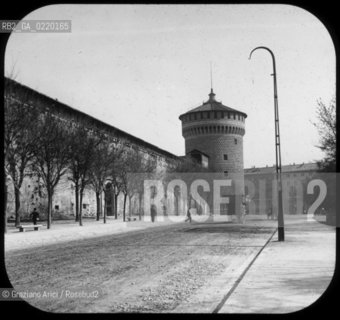-MILANO, AUTORE WILLIAM H.RAU FOTOGRAFO PHILADELPHIA,PENNA. CASTELLO SFORZESCO, SENZA DATA. LASTRA  IN VETRO PER LANTERNA MAGICA, CM 10X8. CASTELLO, MILANO. FOTOANTICHE .-MILAN, AUTHOR WILLIAM H.RAU PHOTOGRAPHER PHILADELPHIA,PENNA. SFORZA CASTLE, UNDATED. GLASS SLIDE FOR MAGIC LANTERN, CM 10X8. MILANO,CASTELLO  © ARCHIVIO Graziano Arici/Rosebud2 