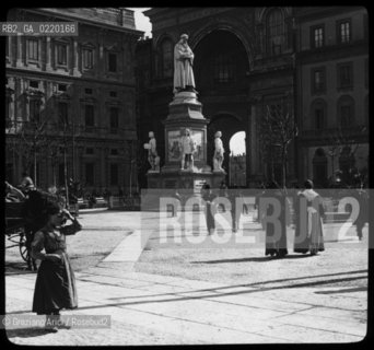 -MILANO, AUTORE WILLIAM H.RAU FOTOGRAFO PHILADELPHIA,PENNA. MONUMENTO A LEONARDO DA VINCI IN PIAZZA DELLA SCALA, SENZA DATA. LASTRA  IN VETRO PER LANTERNA MAGICA, CM 10X8. PIAZZA DELLA SCALA,LEONARDO DA VINCI. FOTOANTICHE .-MILAN, AUTHOR WILLIAM H.RAU PHOTOGRAPHER PHILADELPHIA,PENNA. LEONARDO DA VINCIS MONUMENT IN MILAN, UNDATED. GLASS SLIDE FOR MAGIC LANTERN, CM 10X8. MONUMENT,LEONARDO DA VINCI, SCALA © ARCHIVIO Graziano Arici/Rosebud2 