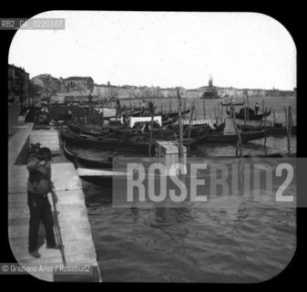 -VENEZIA, AUTORE WILLIAM H.RAU FOTOGRAFO PHILADELPHIA,PENNA. STAZIO DELLE GONDOLE A SAN MARCO, SENZA DATA. LASTRA  IN VETRO PER LANTERNA MAGICA, CM 10X8. GONDOLA,STAZIO,SAN MARCO. FOTOANTICHE .-VENICE, AUTHOR WILLIAM H.RAU PHOTOGRAPHER PHILADELPHIA,PENNA. GONDOLA STATION, UNDATED. GLASS SLIDE FOR MAGIC LANTERN, CM 10X8. GONDOLA,STATION  © ARCHIVIO Graziano Arici/Rosebud2 
