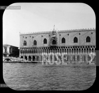 -VENEZIA, AUTORE WILLIAM H.RAU FOTOGRAFO PHILADELPHIA,PENNA. VEDUTA DI PALAZZO DUCALE FRONTALE, SENZA DATA. LASTRA  IN VETRO PER LANTERNA MAGICA, CM 10X8. PALAZZO DUCALE. FOTOANTICHE .-VENICE, AUTHOR WILLIAM H.RAU PHOTOGRAPHER PHILADELPHIA,PENNA. DOGES PALACE FROM THE BASIN, UNDATED. GLASS SLIDE FOR MAGIC LANTERN, CM 10X8. DOGES PALACE © ARCHIVIO Graziano Arici/Rosebud2 
