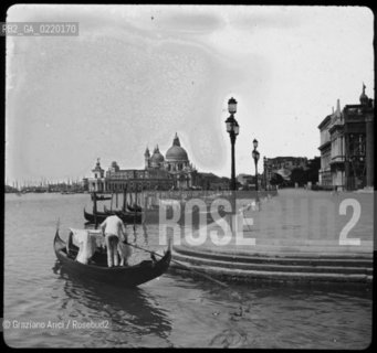-VENEZIA, AUTORE WILLIAM H.RAU FOTOGRAFO PHILADELPHIA,PENNA. GONDOLA IN CANAL GRANDE SULLO SFONDO LA PUNTA DELLA DOGANA, BASILICA DELLA SALUTE, BACINO DI SAN MARCO, SENZA DATA. LASTRA  IN VETRO PER LANTERNA MAGICA, CM 10X8. GONDOLA,CANAL GRANDE, SALUTE. FOTOANTICHE .-VENICE, AUTHOR WILLIAM H.RAU PHOTOGRAPHER PHILADELPHIA,PENNA. GONDOLA ON THE GRAND CANAL, UNDATED. GLASS SLIDE FOR MAGIC LANTERN, CM 10X8. GONDOLA, GRAND CANAL © ARCHIVIO Graziano Arici/Rosebud2 