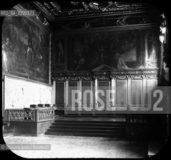 -VENEZIA, AUTORE WILLIAM H.RAU FOTOGRAFO PHILADELPHIA,PENNA. PALAZZO DUCALE, SALA DEL MAGGIOR CONSIGLIO, SENZA DATA. LASTRA  IN VETRO PER LANTERNA MAGICA, CM 10X8. ARTE,PALAZZO DUCALE, SALA DEL MAGGIOR CONSIGLIO. FOTOANTICHE .-VENICE, AUTHOR WILLIAM H.RAU PHOTOGRAPHER PHILADELPHIA,PENNA. DOGES PALACE, CHAMBER OF GRAND COUNCIL, UNDATED. GLASS SLIDE FOR MAGIC LANTERN, CM 10X8. DOGES PALACE, GRAND COUNCIL © ARCHIVIO Graziano Arici/Rosebud2 