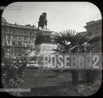 -MILANO, AUTORE WILLIAM H.RAU FOTOGRAFO PHILADELPHIA,PENNA. GIARDINO E MONUMENTO EQUESTRE DI VITTORIO EMANUELE IN PIAZZA DEL DUOMO, SENZA DATA. LASTRA  IN VETRO PER LANTERNA MAGICA, CM 10X8. MILANO,PIAZZA,GIARDINO,STATUA. FOTOANTICHE .-MILAN AUTHOR WILLIAM H.RAU PHOTOGRAPHER PHILADELPHIA,PENNA. GARDEN IN PIAZZA DEL DUOMO AND EQUESTRIAN MONUMENT OF VITTORIO EMANUELE, UNDATED. GLASS SLIDE FOR MAGIC LANTERN, CM 10X8. © ARCHIVIO Graziano Arici/Rosebud2 