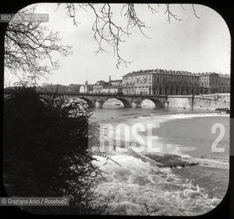 -TORINO, AUTORE WILLIAM H.RAU FOTOGRAFO PHILADELPHIA,PENNA. PONTE SUL PO E VEDUTA DI TORINO, SENZA DATA. LASTRA  IN VETRO PER LANTERNA MAGICA, CM 10X8. PONTE, FIUME, PO,TORINO, GEOGRAFIA. FOTOANTICHE .-TURIN, AUTHOR WILLIAM H.RAU PHOTOGRAPHER PHILADELPHIA,PENNA. PANORAMIC VIEW OF THE TORINOS BRIDGE ON THE PO RIVER , UNDATED. GLASS SLIDE FOR MAGIC LANTERN, CM 10X8. RIVER,TURIN, BRIDGE,PANORAMIC © ARCHIVIO Graziano Arici/Rosebud2 