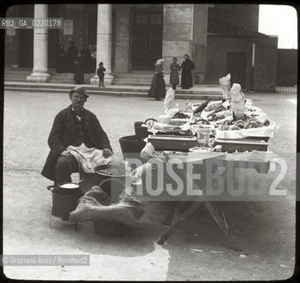 -VENEZIA, AUTORE WILLIAM H.RAU FOTOGRAFO PHILADELPHIA,PENNA. VENDITORE AMBULANTE DI CASTAGNE, SENZA DATA. LASTRA  IN VETRO PER LANTERNA MAGICA, CM 10X8. VENDITORE AMBULANTE, CASTAGNE,FRUTTA. FOTOANTICHE.-VENICE, AUTHOR WILLIAM H.RAU PHOTOGRAPHER PHILADELPHIA,PENNA. CHESTNUTS SELLER IN THE STREET , UNDATED. GLASS SLIDE FOR MAGIC LANTERN, CM 10X8. SELLER, CHESTNUTS © ARCHIVIO Graziano Arici/Rosebud2 