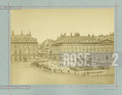 -PARIGI, COMUNE. DISDERI FOTOGRAFO,1871, PIAZZA VENDOME E COLONNA DISTRUTTA,SENZA DATA. STAMPA ALLALBUMINA INCOLLATA SU CARTONE, CM 21X28. COMUNE DI PARIGI, FOTOANTICHE, PLACE VENDOME .-PARIS, COMMUNE. PLACE VENDOME,DISDERI PHOTOGRAPHE, 1871. ALBUMEN PHOTOGRAPH MOUNTED ON CARDBOARD, CM 21X28  © ARCHIVIO Graziano Arici/Rosebud2 