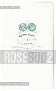 -VENEZIA, CARLO PONTI AUTORE,RITRATTO IN STUDIO POSATO DI RAGAZZA CON  MANTELLO SULLE SPALLE,SENZA DATA, STAMPA ALLALBUMINA INCOLLATA SU CARTONE, CARTE DE VISITE, CM 6,3X10,2 . RITRATTO, RAGAZZA, FOTOANTICHE, CARTE DE VISITE, CARLO PONTI.-VENICE,  AUTHOR CARLO PONTI, PORTRAIT OF GIRL WITH A MANTLE ,UNDATED,  ALBUMEN PHOTOGRAPH MOUNTED ON CARDBOARD, CARTE DE VISITE CM 6,3X10,2 © ARCHIVIO Graziano Arici/Rosebud2 