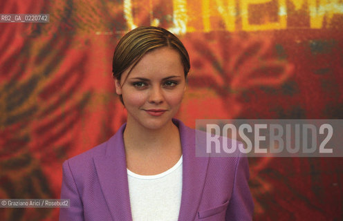 - Venezia,2000. 57°Festival Internazionale dArte Cinematografica. Ritratto dellattrice Cristina Ricci. Cinema  attrice ritratto.- Venice, 2000. 57th Venice International Film Festival.Portrait of the actress Cristina Ricci  ©  Graziano Arici