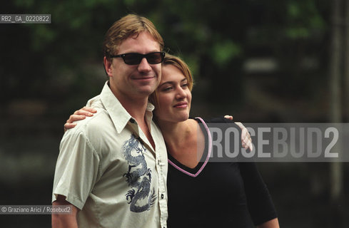 - Venezia,1999. 56°Festival Internazionale dArte Cinematografica. Ritratto dellattrice Kate Winslet insieme al marito Jim Threapleton. Cinema attrice ritratto.- Venice,1999. 56th Venice International Film Festival. Portrait of the actress Kate Winslet  with her husband, Jim Threapleton ©  Graziano Arici