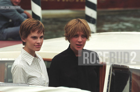 - Venezia,1999. 56°Festival Internazionale dArte Cinematografica.Ritratto delle attrici Hillary Swank e Chloe Sevigny. Cinema attrice ritratto.- Venice,1999. 56th Venice International Film Festival. Portrait of Hillary Swank, actress and Chloe Sevigny, actress ©  Graziano Arici