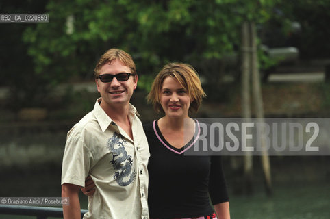 - Venezia,1999. 56°Festival Internazionale dArte Cinematografica. Ritratto dellattrice Kate Winslet insieme al marito Jim Threapleton. Cinema attrice ritratto.- Venice,1999. 56th Venice International Film Festival. Portrait of the actress Kate Winslet  with her husband, Jim Threapleton ©  Graziano Arici