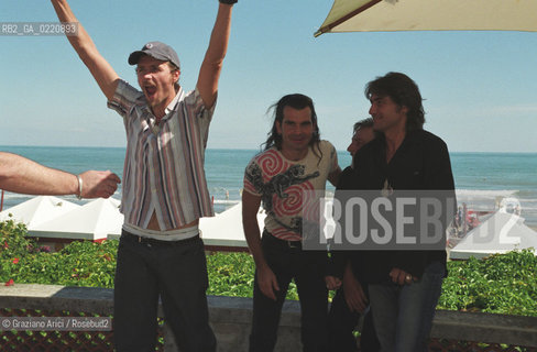 - Venezia,2000. 57°Festival Internazionale dArte Cinematografica. I cantanti Lorenzo Jovanotti, Piero Pelù e  Luciano Ligabue. Cinema Musica cantante Pop rap rock ritratto.- Venice,2000. 57th Venice International Film Festival. Portrait of  the singers Lorenzo Jovanotti, Piero Pelù and Luciano Ligabue ©  Graziano Arici