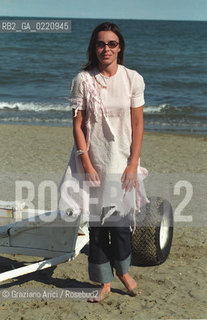 - Venezia, 2000. 57°Festival Internazionale dArte Cinematografica di Venezia. Ritratto di Elodie Bouchez, attrice, in spiaggia al Lido di Venezia. Cinema attrice ritratto.- Venice,2000. 57th Venice International Film Festival. Portrait of the actress Elodie Bouchez on the beach ©  Graziano Arici