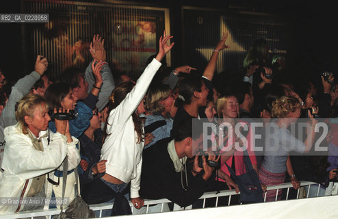 - Venezia, 2000. 57°Festival Internazionale dArte Cinematografica di Venezia. Fans in attesa delle star davanti al Palazzo del Cinema. Cinema festival fans.- Venice, 2000. 57th Venice International Film Festival. Fans in front of the Palazzo del Cinema ©  Graziano Arici