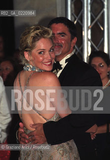 - Venezia, 2000. 57°Festival Internazionale dArte Cinematografica di Venezia. Festa di beneficienza per lAMFAR(Associazione americana di ricerca sullAIDS) a Palazzo Cini, Isola di San Giorgio. Lattrice Sharon Stone con il marito. Cinema ritratto attrice festa beneficenza.- Venice, 2000. 57th Venice International Film Festival. Party organised by AMFAR. The actress Sharon Stone with her husband ©  Graziano Arici..