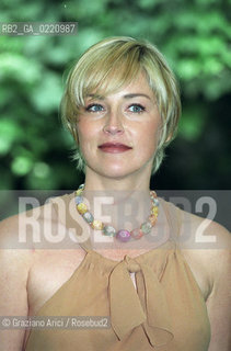 - Venezia, 2000. 57°Festival Internazionale dArte Cinematografica di Venezia. Festa di beneficienza per lAMFAR(Associazione americana di ricerca sullAIDS) a Palazzo Cini, Isola di San Giorgio. Lattrice Sharon Stone. Cinema ritratto attrice.- Venice, 2000. 57th Venice International Film Festival. Party organised by AMFAR. The actress Sharon Stone ©  Graziano Arici..