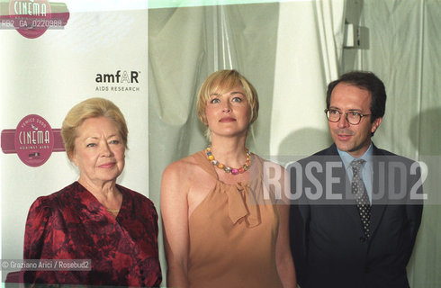 - Venezia, 2000. 57°Festival Internazionale dArte Cinematografica di Venezia. Festa di beneficienza per lAMFAR(Associazione americana di ricerca sullAIDS) a Palazzo Cini, Isola di San Giorgio. Lattrice Sharon Stone con Mathilde Krim e Jean Marc Loubier. Cinema ritratto attrice festa beneficenza.- Venice, 2000. 57th Venice International Film Festival. Party organised by AMFAR. The actress Sharon Stone with Mathilde Krim and Jean Marc Loubier ©  Graziano Arici..
