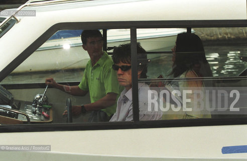 - Venezia, 2000. 57°Festival Internazionale dArte Cinematografica di Venezia.Il cantante rock Mick Jagger, leader dei Rolling Stones,in barca. Cinema ritratto musica cantante rock.- Venice, 2000. 57th Venice International Film Festival. Portrait of the singer Mick Jagger, leader of the band Rolling Stones, in the taxi boat  ©  Graziano Arici