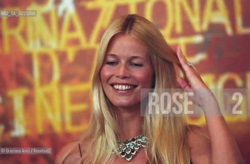 - Venezia, 2000. 57°Festival Internazionale dArte Cinematografica di Venezia. L attrice e top model tedesca Claudia Schiffer. Cinema ritratto attrice modella top model.- Venice, 2000. 57th Venice International Film Festival. The top model and actress Claudia Schiffer ©  Graziano Arici