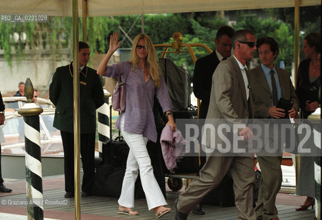 - Venezia, 2000. 57°Festival Internazionale dArte Cinematografica di Venezia. L attrice e top model tedesca Claudia Schiffer arriva nella darsena dellHotel Excelsior e saluta i fotografi. Cinema ritratto attrice modella top model.- Venice, 2000. 57th Venice International Film Festival. The top model and actress Claudia Schiffer during the arrival at Excelsior Hotel ©  Graziano Arici