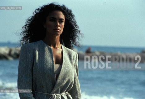 - Venezia, 1994. 51°Festival Internazionale dArte Cinematografica di Venezia.Ritratto dellattrice Maria Grazia Cuccinotta al mare.  Cinema ritratto attrice.- Venice,1994. 51th Venice International Film Festival.Portrait of the actress Maria Grazia Cuccinotta on the beach  ©  Graziano Arici
