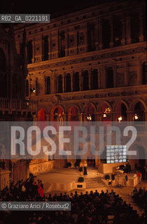 - Venezia, 1992. 49°Festival Internazionale dArte Cinematografica di Venezia.Serata di premiazione tenuta nel cortile di Palazzo Ducale.Cinema premiazione Palazzo Ducale.- Venice,1992. 49th Venice International Film Festival.Award Ceremony in Doges Palace  ©  Graziano Arici