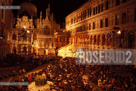 - Venezia, 1992. 49°Festival Internazionale dArte Cinematografica di Venezia.Serata di premiazione tenuta nel cortile di Palazzo Ducale.Cinema premiazione Palazzo Ducale.- Venice,1992. 49th Venice International Film Festival.Award Ceremony in Doges Palace  ©  Graziano Arici