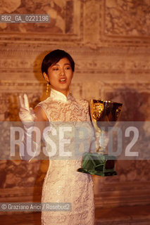 - Venezia, 1992. 49°Festival Internazionale dArte Cinematografica di Venezia.Ritratto dellattrice Gong Li premiata con la Coppa Volpi. Coppa Volpi Cinema ritratto attrice.- Venice,1992. 49th Venice International Film Festival.Portrait of the actress Gong Li with the Coppa Volpa Prize  ©  Graziano Arici