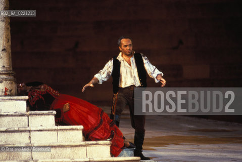 _Verona,1995. Il tenore spagnolo Josè Carreras celebra i suoi 25 anni di carriera: in Arena durante lesibizione.  Musica opera cantante lirica tenore.- Verona,1995. The spanish tenor Josè Carreras during the celebration for 25 years of career in the Veronàs Arena ©Graziano Arici/Rosebud2.