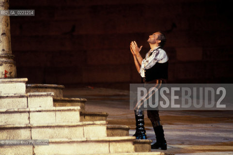 _Verona,1995. Il tenore spagnolo Josè Carreras celebra i suoi 25 anni di carriera: in Arena durante lesibizione.  Musica opera cantante lirica tenore.- Verona,1995. The spanish tenor Josè Carreras during the celebration for 25 years of career in the Veronàs Arena ©Graziano Arici/Rosebud2.