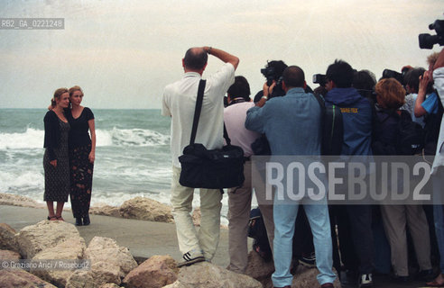 - Venezia, 1998. 55°Festival Internazionale dArte Cinematografica di Venezia.Le attrici Emmanuelle Beart e Sandrine Bonnaire con fotografi in spiaggia.Cinema ritratto attrice fotografi spiaggia.- Venice,1998. 55th Venice International Film Festival.The actresses Emmanuelle Beart and  Sandrine Bonnaire with photographers on beach  ©  Graziano Arici