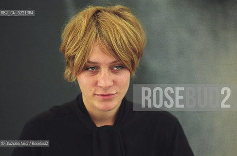 - Venezia,1999. 56°Festival Internazionale dArte Cinematografica. Ritratto dellattrice Chloe Sevigny. Cinema ritratto attrice.- Venice,1999. 56th Venice International Film Festival.Portrait of the actress Chloe Sevigny ©  Graziano Arici