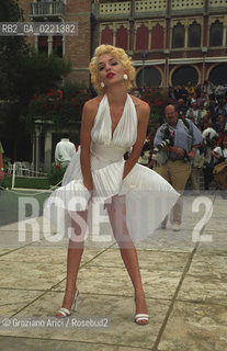 - Venezia,1999. 56°Festival Internazionale dArte Cinematografica. Una sosia dellattrice Marilyn Monroe all Hotel Excelsior. Cinema ritratto sosia attrice.- Venice,1999. 56th Venice International Film Festival.Portrait of the double of the actress Marilyn Monroe in the Excelsior Hotel ©  Graziano Arici