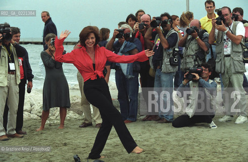 - Venezia,1999. 56°Festival Internazionale dArte Cinematografica. Ritratto dellattrice Anna Galiena in spiaggia con i fotografi. Cinema ritratto attrice.- Venice,1999. 56th Venice International Film Festival.Portrait of the actress Anna Galiena with the photographers on the beach ©  Graziano Arici