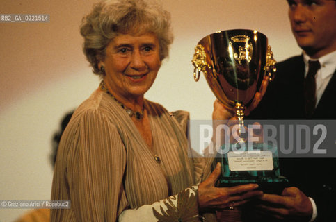 - Venezia, 1989.  Mostra Internazionale dArte Cinematografica.Lattrice Peggy Ashcroft riceve la Coppa Volpi come migliore attrice. Cinema attrice ritratto premio coppa volpi.- Venice, 1989.  Venice Film Festival. Tha actress Peggy Ashcroft, coppa volpi for best actress  ©Graziano Arici/Rosebud2