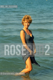 -Venezia, 1993. Lido di Venezia, Mostra Internazionale dArte Cinematografica. Ritratto dellattrice Nancy Brilli in spiaggia. Cinema attrice mare spiaggia ritratto.- Venice, 1993. Venice film festival. Portrait of the actress Nanci Brilli  ©Graziano Arici/Rosebud2