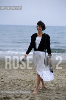 - Venezia,1989. 46°Festival Internazionale dArte Cinematografica. Lattrice francese Fanny Ardant. Cinema,attrice,ritratto,spiaggia.- Venice,1989. 46th Venice International Film Festival. Portrait of the actress Fanny Ardant on the Lidòs beach ©  Graziano Arici