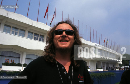 - Venezia,1997. 54°Festival Internazionale dArte Cinematografica. Il cantante Zucchero Sugar alias Adelmo Fornaciari davanti al Palazzo del Cinema al Lido. Musica ritratto cantante pop blues .- Venice,1997. 54th Venice International Film Festival. Portrait of the italian singer Zucchero, Sugar, Adelmo Fornaciari ©  Graziano Arici