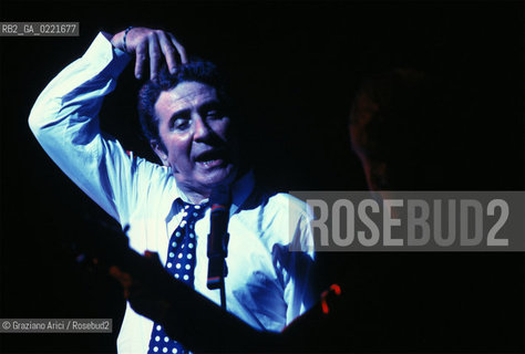 - Venezia, 1996. Ritratto del cantante Gilbert Becaud durante un concerto. Musica cantante pop concerto ritratto .- Venice,1996.Portrait of the singer Gilbert Becaud during a concert  ©  Graziano Arici