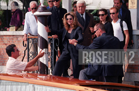 - Venezia, 1997. 54°Festival Internazionale dArte Cinematografica di Venezia.Lattrice Mira Sorvino mentre sale in taxi. Cinema attrice ritratto barca.- Venice,1997. 54th Venice International Film Festival. The actress Mira Sorvino in the boat-taxi  ©  Graziano Arici