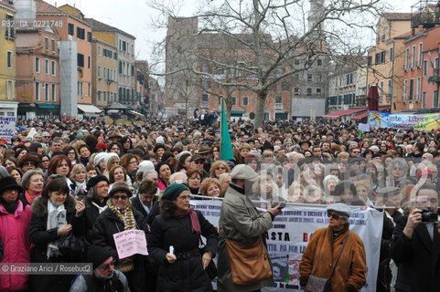 Venice 13/02/11 : Se non ora quando : women demonstration against the Berlusconi government donne politica berlusconi manifestazione @ graziano arici