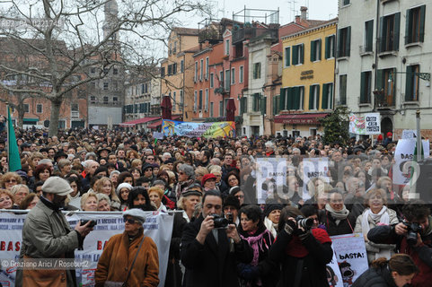Venice 13/02/11 : Se non ora quando : women demonstration against the Berlusconi government donne politica berlusconi manifestazione @ graziano arici