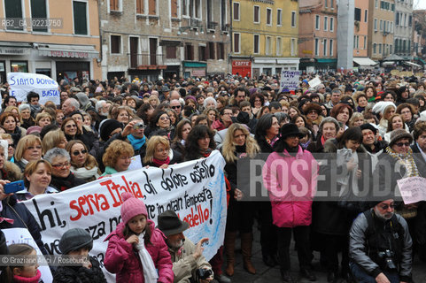Venice 13/02/11 : Se non ora quando : women demonstration against the Berlusconi government donne politica berlusconi manifestazione @ graziano arici